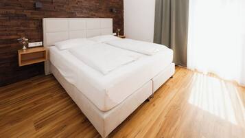 Comfort-Doppelzimmer, Gartenblick | Zimmersafe, Schreibtisch, laptopgeeigneter Arbeitsplatz