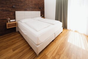 Quarto casal conforto, vista para o jardim | Cofres nos quartos, escrivaninha, espaço de trabalho para notebook