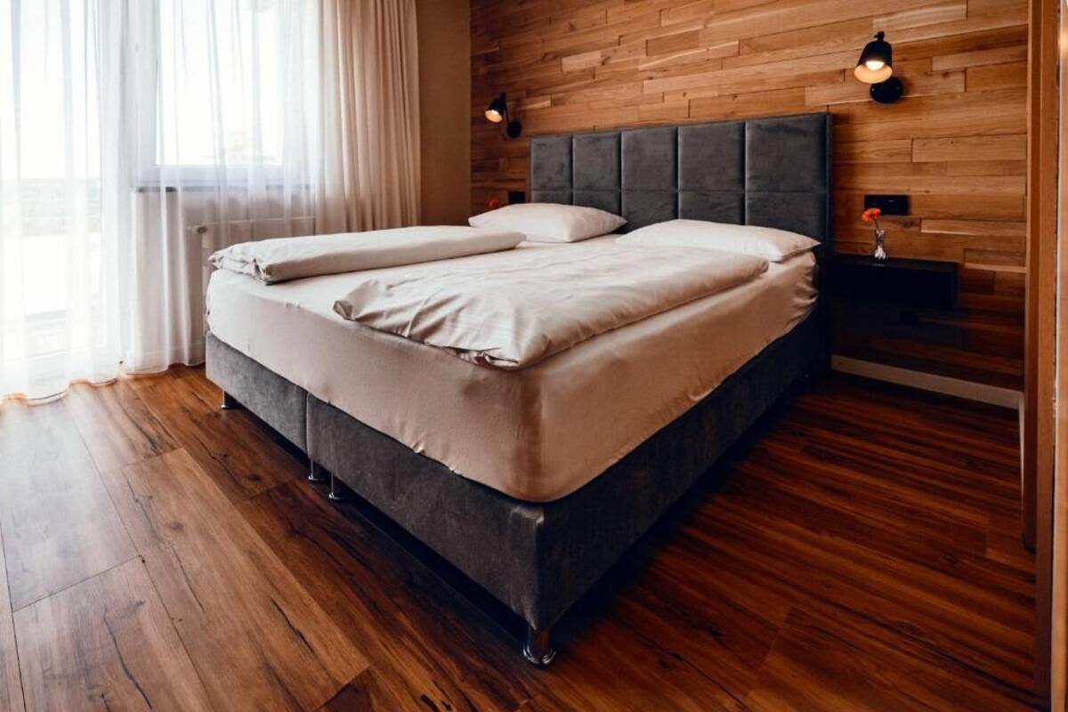 客房內保險箱、書桌、筆電工作空間、免費無線上網