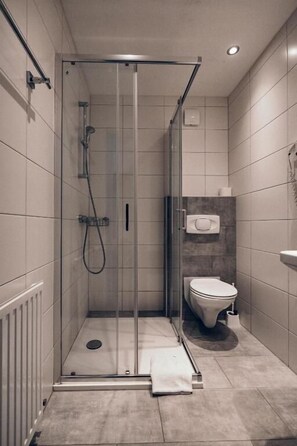 Shower, hair dryer, towels, soap - Hotel Berghof Baumgartner (Obernberg am Inn)