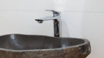 Ducha, secador de pelo, toallas y jabón