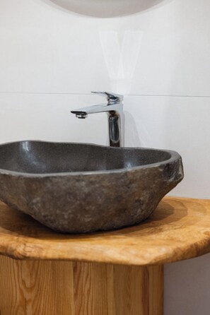 Douche, séchoir à cheveux, serviettes fournies, savon