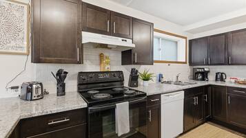 Fridge, oven, stovetop, dishwasher