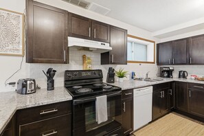 Refrigerador, horno, placa de cocina, lavavajillas