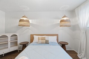 Tabla de planchar con plancha, wifi gratis y ropa de cama 