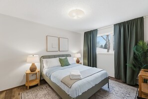3 bedrooms, desk, iron/ironing board, travel crib - Mill - Cozy Main Floor Suite Near Whyte & Ravine (Edmonton)