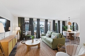 Smart TV, offices - Mill - Cozy Main Floor Suite Near Whyte & Ravine (Edmonton)