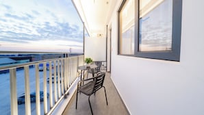 Deluxe Single Room, City View | Terrace/patio - Ellie Hotel (Phnom Penh)