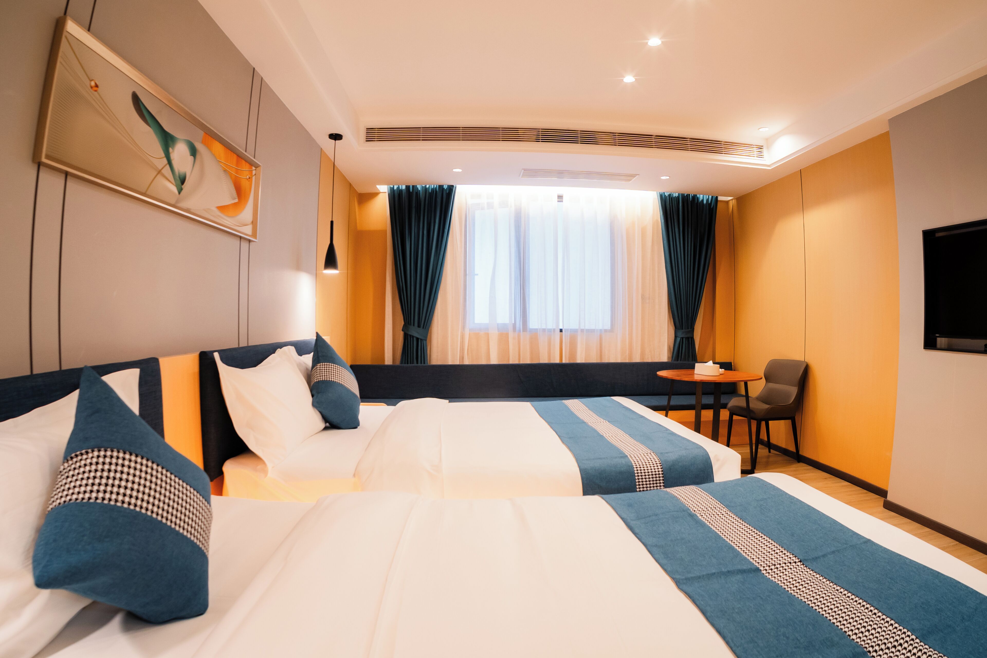 Quarto duplo superior | Espaço de trabalho para notebook, Wi-Fi de cortesia, roupa de cama