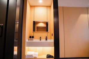 Banheira e chuveiro separados, chuveiro com efeito de chuva