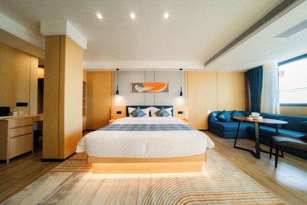 Quarto solteiro luxo, vista para a cidade | Espaço de trabalho para notebook, Wi-Fi de cortesia, roupa de cama