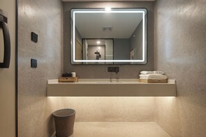 Secador de pelo, pantuflas, toallas, shampoo