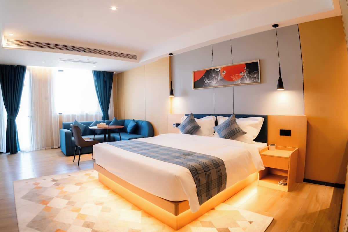 Quarto solteiro conforto, vista para a cidade | Espaço de trabalho para notebook, Wi-Fi de cortesia, roupa de cama