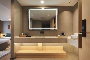 Secadora de cabello, pantuflas, toallas, shampoo