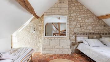 Tabla de planchar con plancha, wifi y ropa de cama