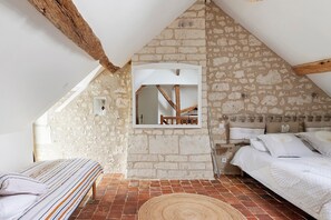 Iron/ironing board, WiFi, bed sheets - Gîte du Parc for 4 Guests (La Celle Saint-Avant)