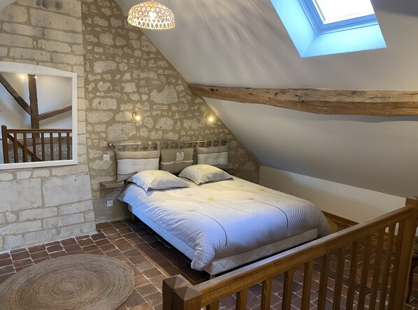 Een strijkplank/strijkijzer, wifi, beddengoed