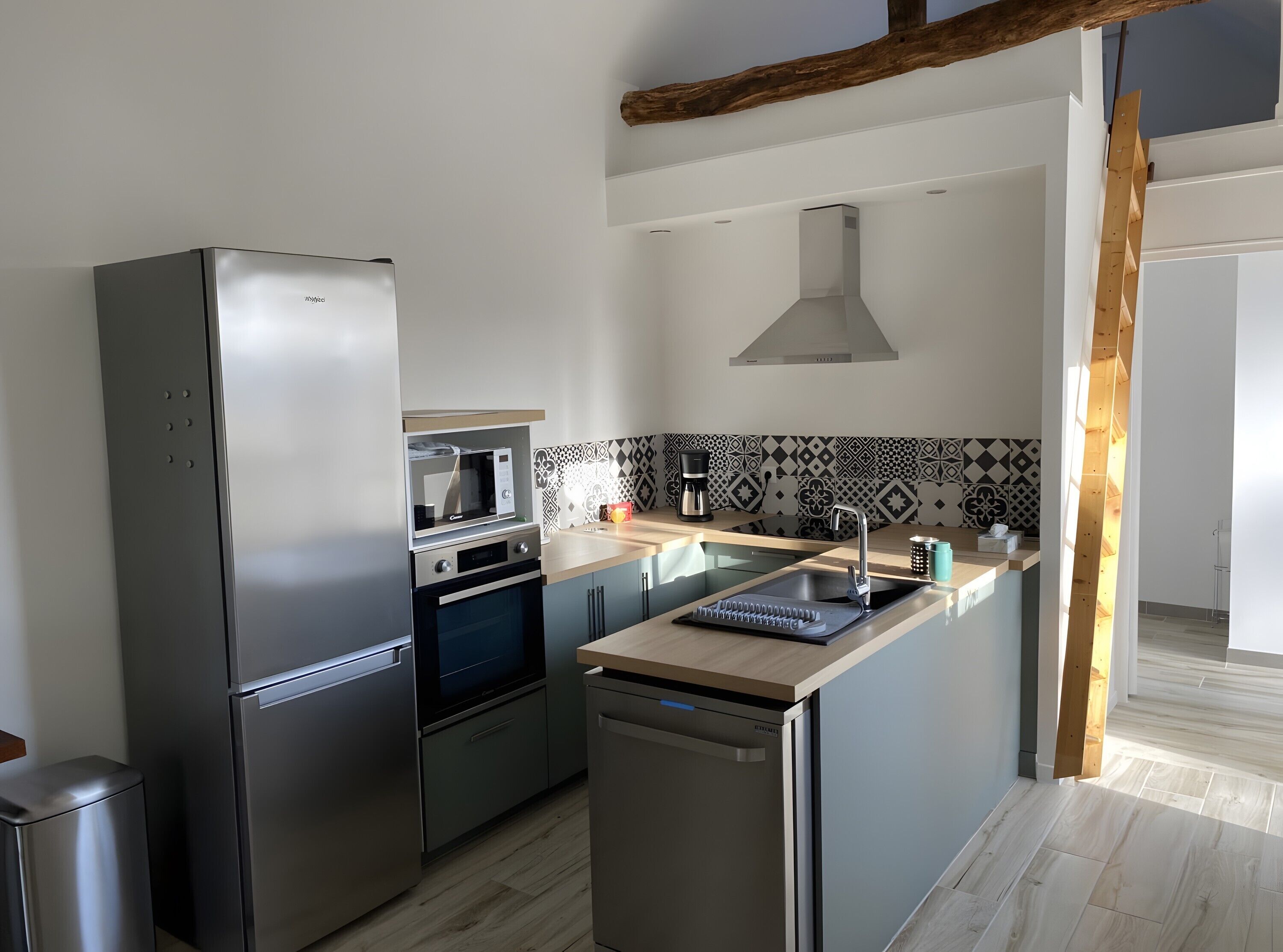 Een koelkast, een microgolfoven, een oven, een kookplaat