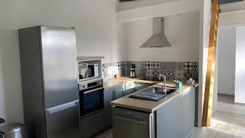 Een koelkast, een microgolfoven, een oven, een kookplaat