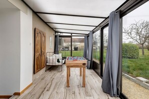 Games room - Gîte du Parc for 4 Guests (La Celle Saint-Avant)