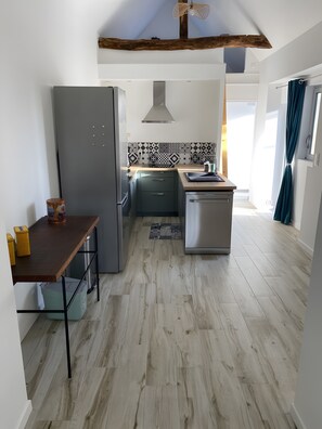 Een koelkast, een microgolfoven, een oven, een kookplaat