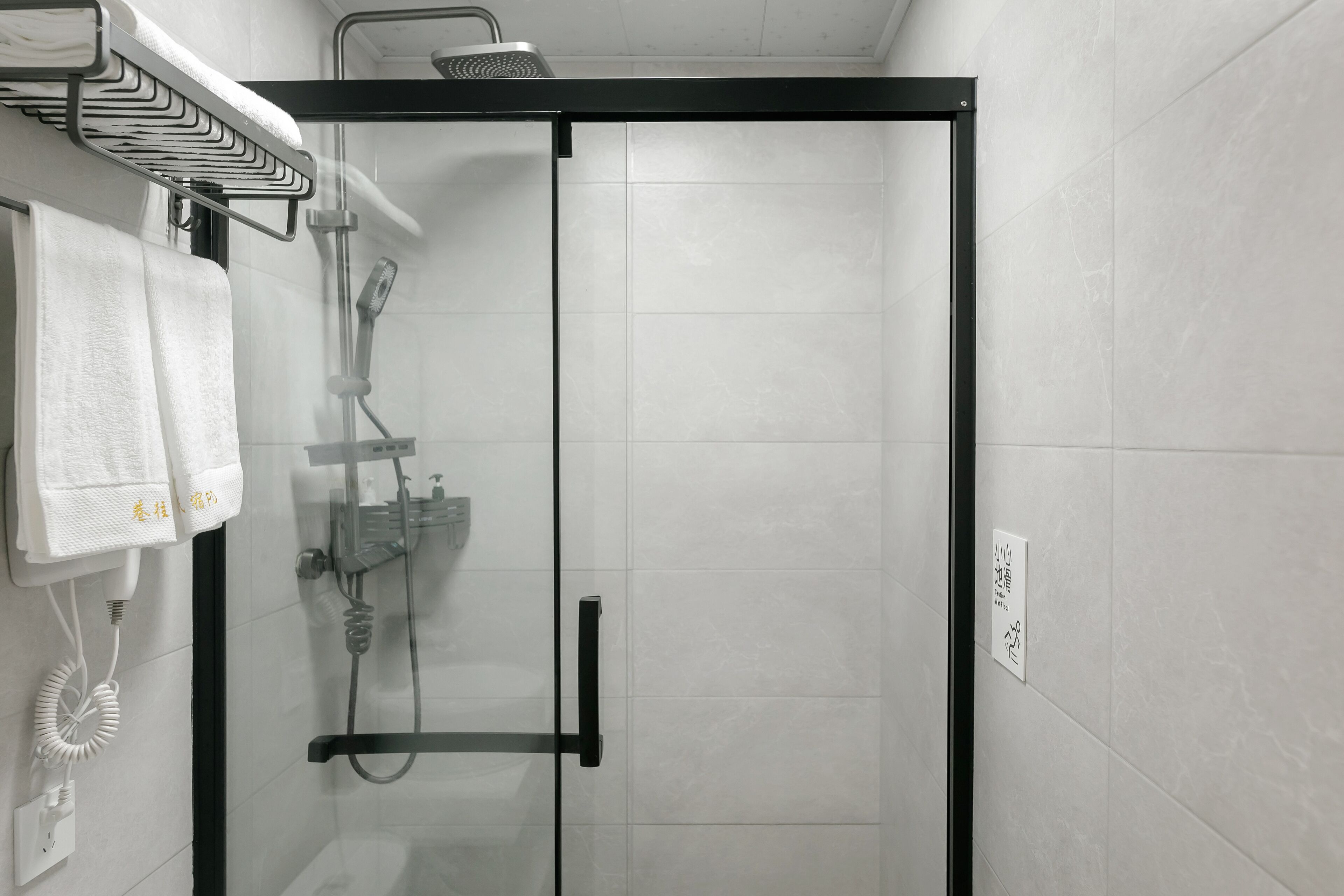 Dusch, regndusch, gratis toalettartiklar och hårtork