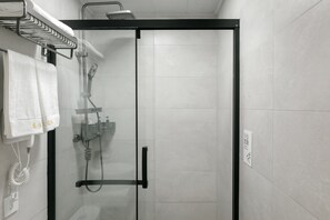 Dusch, regndusch, gratis toalettartiklar och hårtork