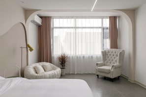 Habitación Deluxe doble, balcón, vistas al patio | Sábanas de algodón egipcio y ropa de cama de alta calidad