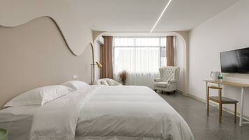 Quarto casal luxo, sacada, vista para o pátio | Roupas de cama de algodão egípcio, roupas de cama premium