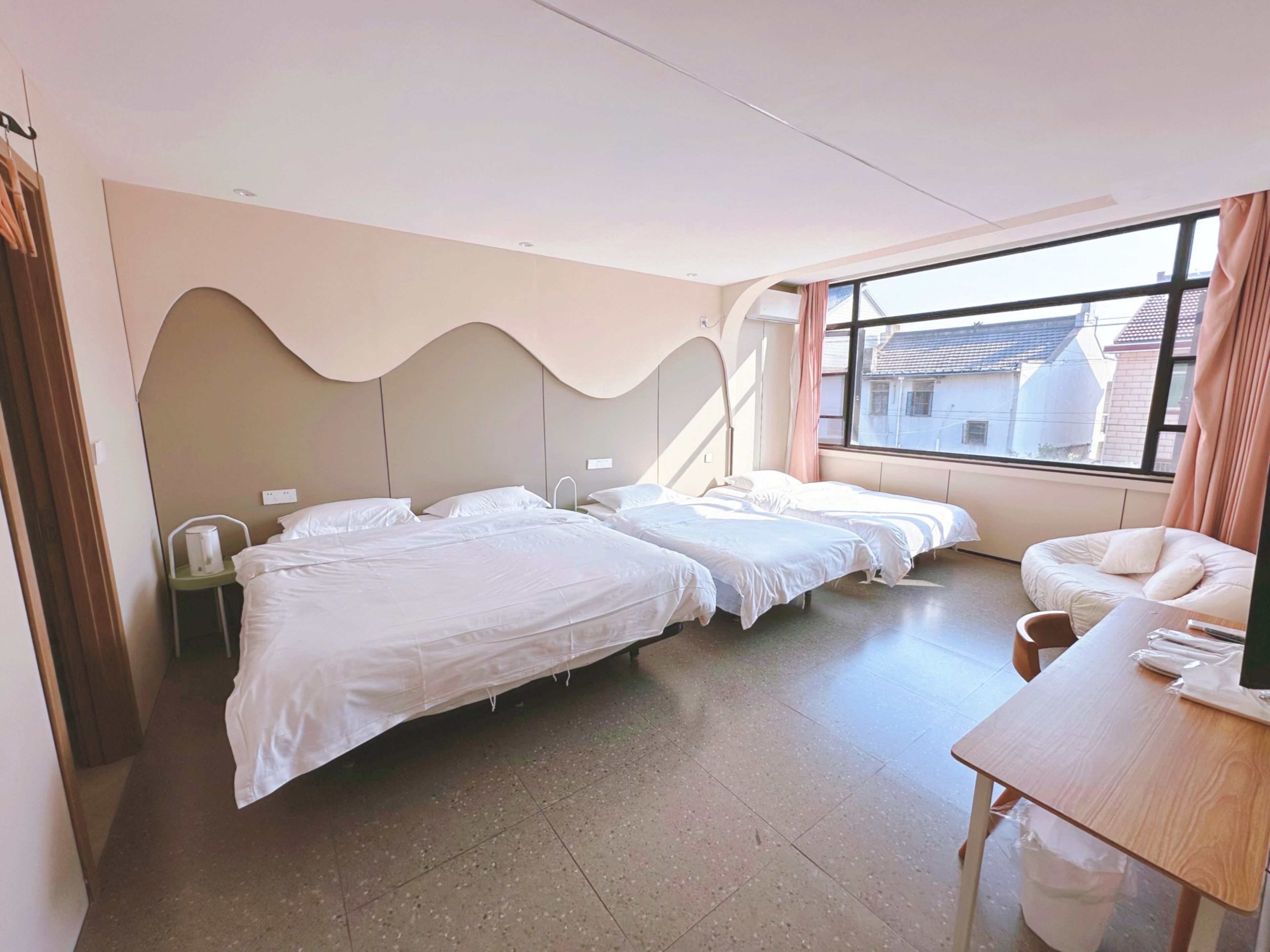 Trippelrum för familj - balkong - utsikt mot innergården | Egyptiska bomullslakan och sängtillbehör av högsta kvalitet