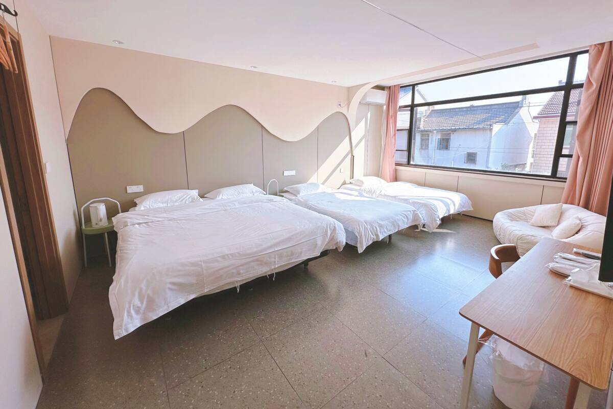 Habitación triple familiar, balcón, vistas al patio | Sábanas de algodón egipcio y ropa de cama de alta calidad