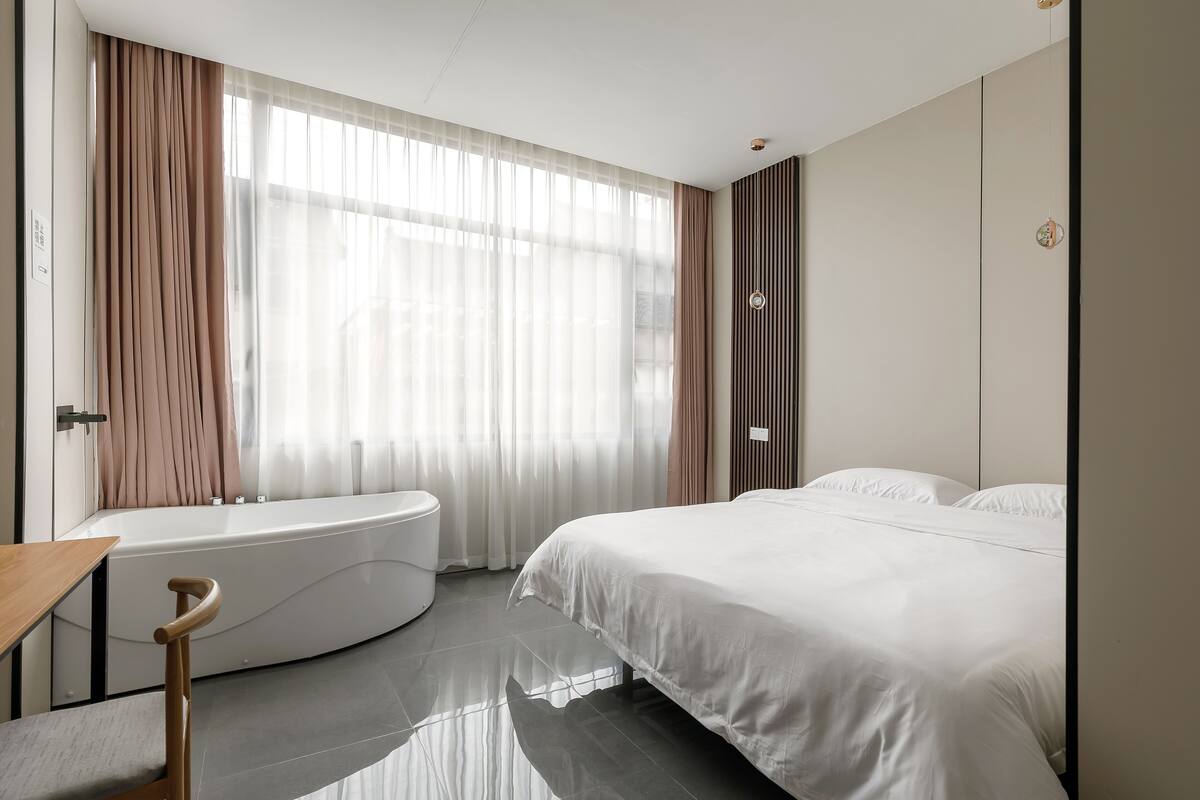 Habitación de lujo doble, balcón, vistas al patio | Sábanas de algodón egipcio y ropa de cama de alta calidad