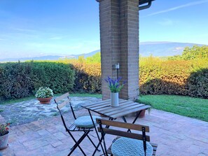Outdoor dining - Mezzanine apartment in Italian farmhouse with large pool (Bevagna)