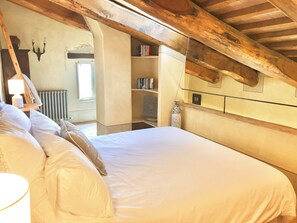Iron/ironing board, WiFi, bed sheets - Mezzanine apartment in Italian farmhouse with large pool (Bevagna)
