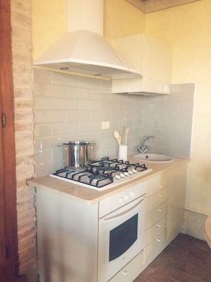 Oven, stovetop - Mezzanine apartment in Italian farmhouse with large pool (Bevagna)