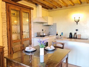 Oven, stovetop - Mezzanine apartment in Italian farmhouse with large pool (Bevagna)