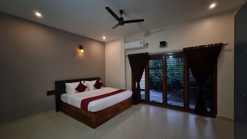 Deluxe Tek Büyük Yataklı Oda, Balkon, Bahçe Manzaralı | Ücretsiz kablosuz İnternet 