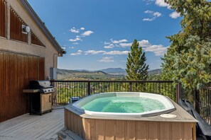 Outdoor spa tub - Ski Mountain Retreat with Top Floor Views and Modern Comfort at Ridgecrest! (Steamboat Springs)