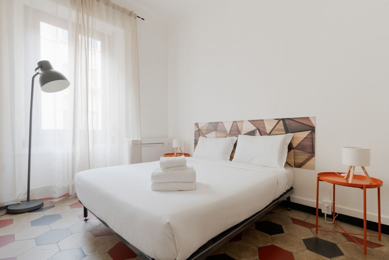 1 habitación y tabla de planchar con plancha 