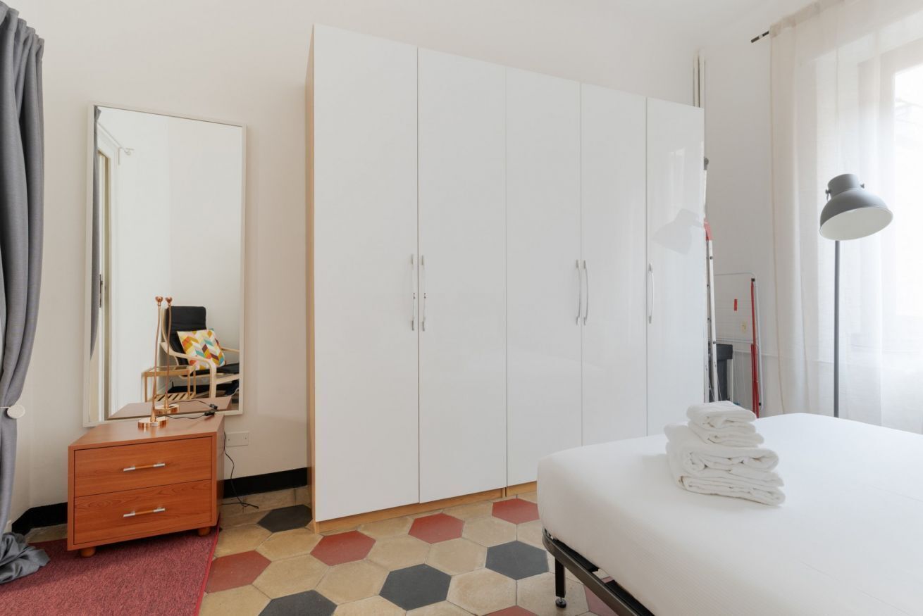 1 chambre, fer et planche à repasser