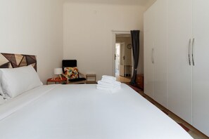 1 chambre, fer et planche à repasser