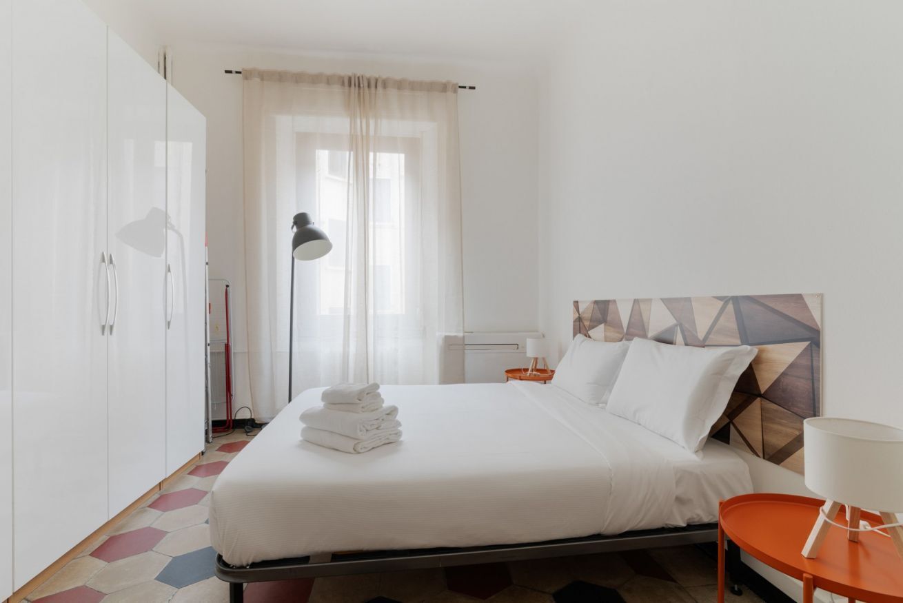 1 chambre, fer et planche à repasser