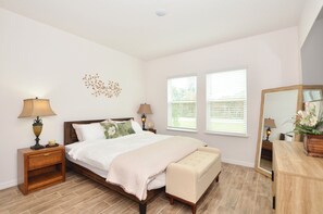 4 Schlafzimmer, Schreibtisch, Bügeleisen/Bügelbrett, Reisekinderbett