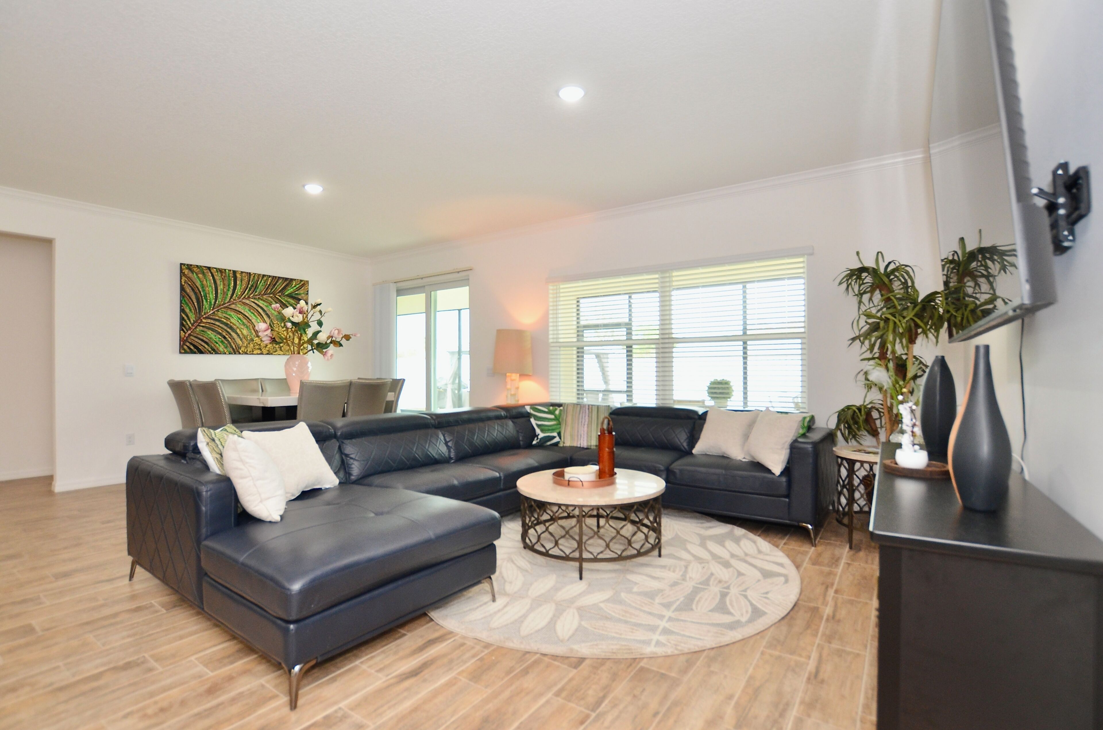 Smart-TV, Tischfußball, Bücher