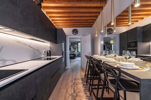 Fridge, microwave, oven, stovetop - "The David Residence" - Venice Luxury Apartment (Venice)