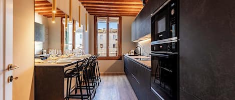 Refrigerador, microondas, horno, placa de cocina