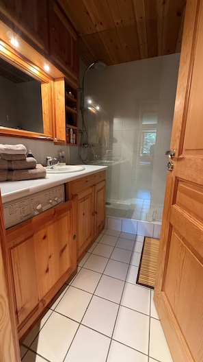 Shower, hair dryer, towels, soap - Apartment at the foot of the Face de Bellevarde, ski-in ski-out (Val-d'Isère)