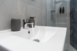 Quarto casal ou duplo superior | Banheiro | Chuveiro, produtos de toalete grátis, secador de cabelo 
