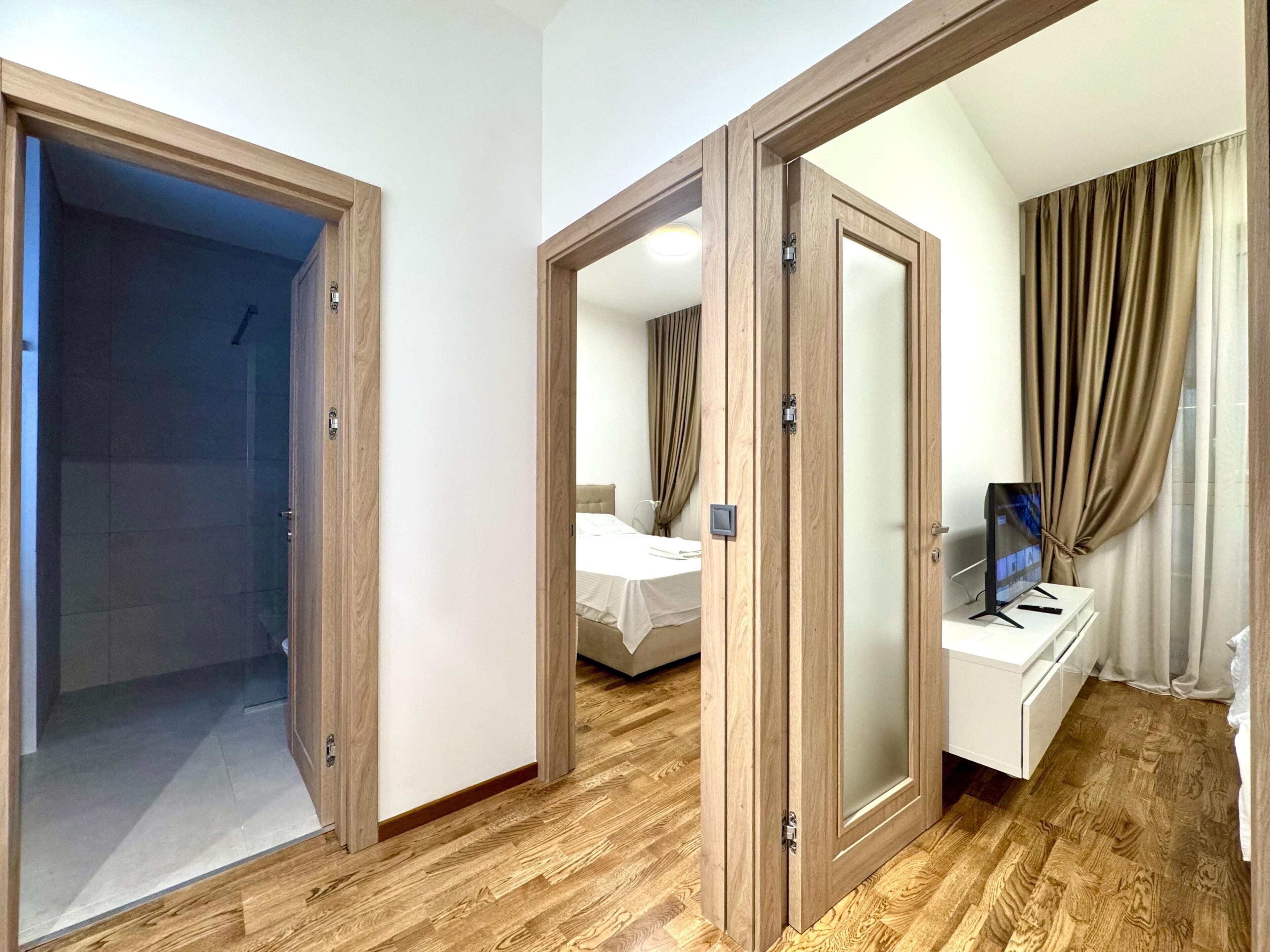 Tabla de planchar con plancha, internet y ropa de cama 