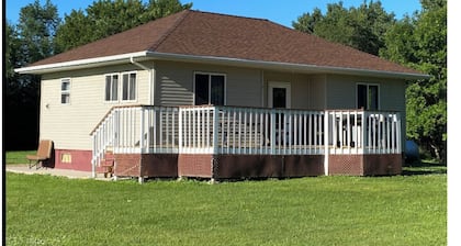 The Pheasant House, 5-bedroom quaint house in quiet town of Ree Heights